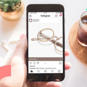 Таргет означає ціль. Таргетована реклама спрямовується максимально вузько на потенційного споживача за - інтересами, віком, статтю, локалізацією, списками телефонів і e-mail. Машинний таргетинг, який використовує штучний інтелект, робить фокусування за тисячами показників.